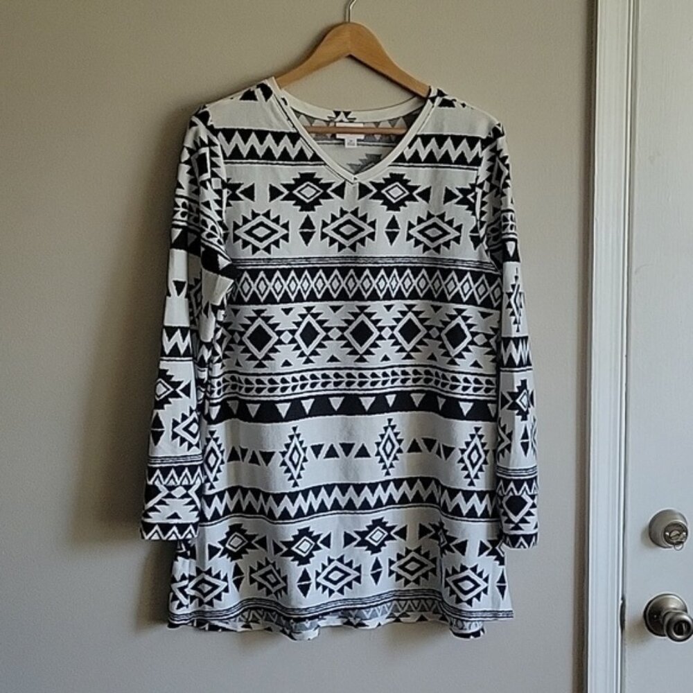 EUC Lularoe Elizabeth Long Sleeve White and Black Tunic